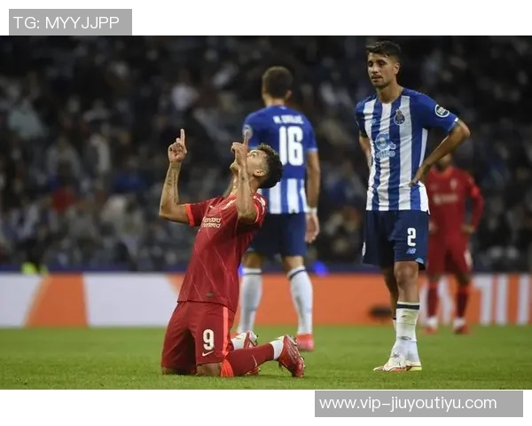 德里欧赛后高举欧冠MVP奖杯庆祝对利物浦的精彩表现与进球荣耀