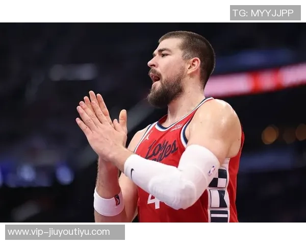 小卡强调季前赛与训练相似强调防守体系的重要性与持续打磨