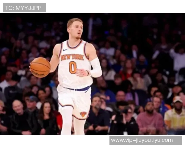 迪文岑佐全场表现出色15投7中三分球命中率高达45贡献21分助力球队胜利